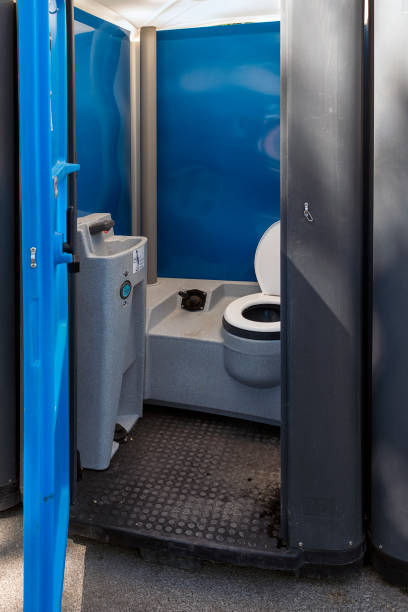 Best Portable restroom trailer rental  in Highlandville, MO